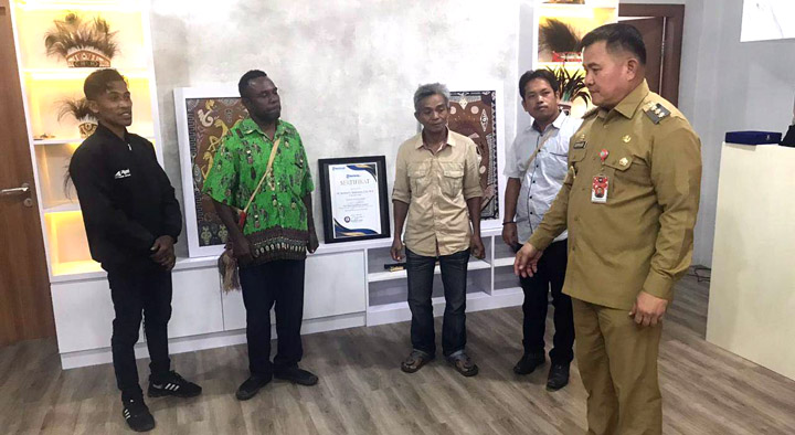 Pj. Bupati Maybrat, Bernhard E. Rondonuwu menerima kunjungan silahturamih dari Persekutuan Kaum Bapak (PKB) Jemaat GKI Ebenhezer Ayawasi, Selasa, 20 Maret 2023