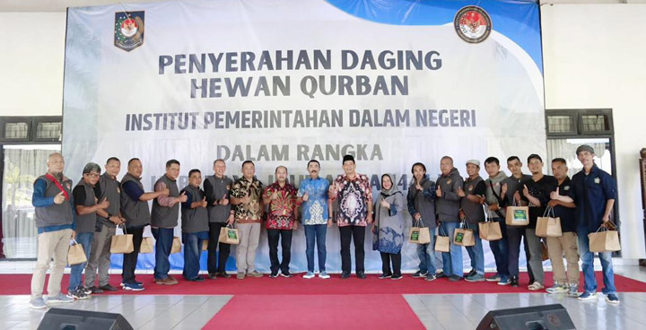 Rayakan Hari Raya Idul Adha 1444 H, Institut Pemerintahan Dalam Negeri menyalurkan bantuan hewan qurban kepada masyarakat sekitar kampus IPDN