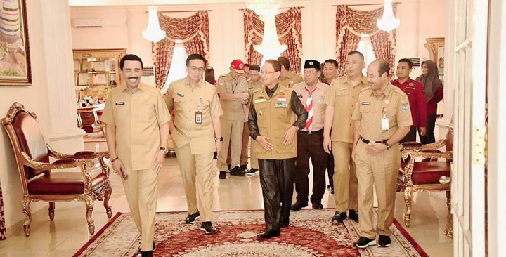 Rektor IPDN Hadi Prabowo menyerahkan 1.217 orang praja pratama Angkatan XXXIII IPDN kepada Bupati Majalengka