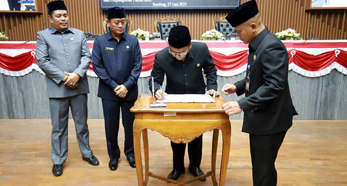 DPRD Kota Bandung melaksanakan rapat paripurna untuk memutuskan sejumlah agenda raperda, Selasa (27/6/2023). Dani/Humpro DPRD Kota Bandung.