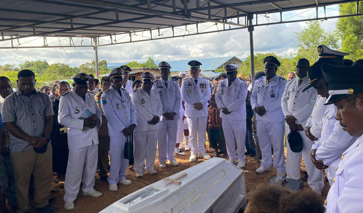 Pj. Bupati Maybrat, Bernhard E. Rondonuwu mengikuti upacara pemakaman Kepala Distrik Aitinyo Utara, Abner Asmuruf, SE, bersama dengan semua Kepala Distrik