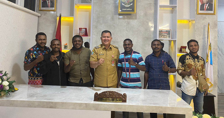 Pj. Bupati Maybrat, Bernhard E. Rondonuwu melakukan pertemuan bersama Kompas TV, Selasa (4/7/2023).
