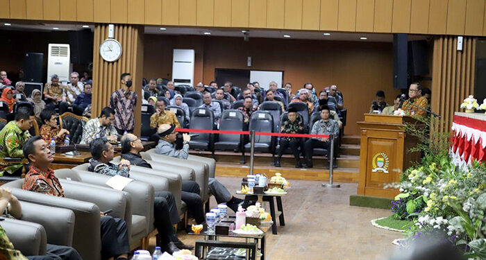 Pimpinan dan Anggota DPRD Kota Bandung mengikuti sosialisasi antikorupsi bersama Komisi Pemberantasan Korupsi (KPK), di Ruang Rapat Paripurna DPRD Kota Bandung, Jumat (7/7/2023). Jaja/Humpro DPRD Kota Bandung.