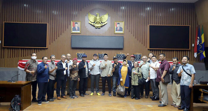 Wakil Ketua DPRD Kota Bandung H. Edwin Senjaya, S.E., M.M., memimpin pembahasan terkait Perda Pengelolaan Cagar Budaya, di Ruang Rapat Paripurna, Kamis (13/7/2023). Jaja/Humpro DPRD Kota Bandung.