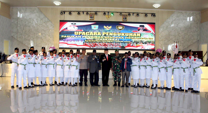 Pj. Bupati Maybrat, Bernhard E. Rondonuwu memimpin upacara Pengukuhan Pasuka Pengibar Bendera (Paskibra) Merah Putih Kabupaten Maybrat