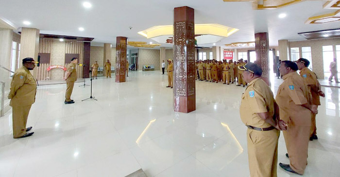 -- Pj. Bupati Maybrat, Dr. Bernhard E. Rondonuwu S.Sos., M.Si., memimpin apel ASN beserta OPD dan pejabat Utama Pemerintah Kabupaten Maybrat
