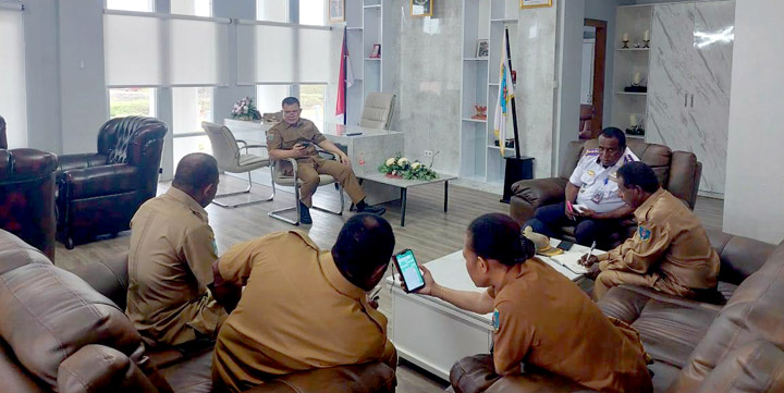 Pj Bupati Maybrat, Dr. Brenhard E. Rondonuwu S.Sos. M.Si melakukan rapat dengan beberapa kepala dinas