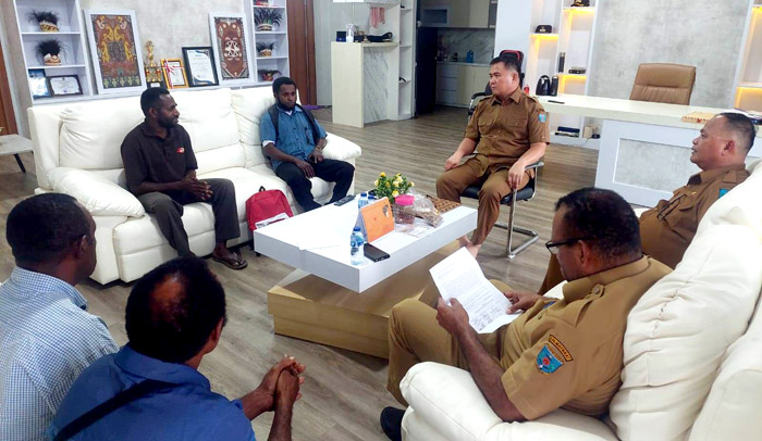 Pj. Bupati Maybrat, Dr. Brenhard E. Rondonuwu S.Sos., M.Si., melakukan pertemuan bersama Keluarga Wafom, di Kantor Bupati Maybrat