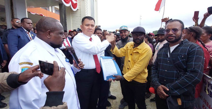 Pj. Bupati Maybrat, Dr. Bernhard E. Rodonuwu S.Sos., M.Si., menyambut positif masa aksi demo aliansi pencari kerja (pencaker) di Gedung DPRK Maybrat, Rabu (30/8/2023).