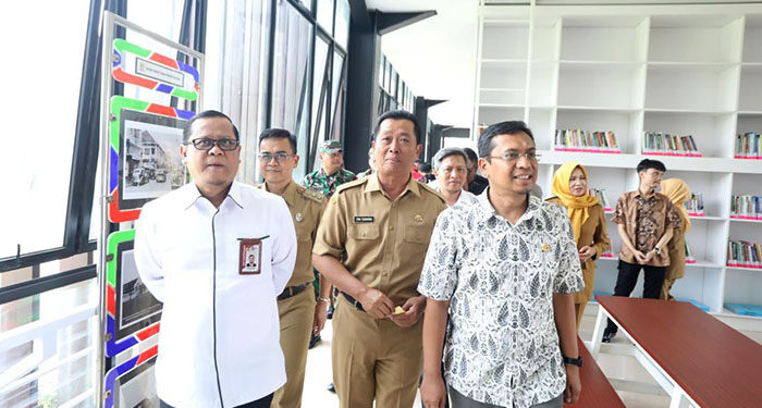 Ketua DPRD Kota Bandung H. Tedy Rusmawan, A.T., M.M., menghadiri dimulainya aktivasi Microlibrary Alun-Alun Bandung, Senin (28/8/2023). Jaja/Humpro DPRD Kota Bandung.