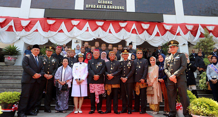 DPRD Kota Bandung menggelar rapat paripurna dalam rangka memperingati Hari Jadi Kota Bandung (HJKB) Ke-213, di Gedung DPRD Kota Bandung, Senin (25/9/2023). Nuzon/Humpro DPRD Kota Bandung.