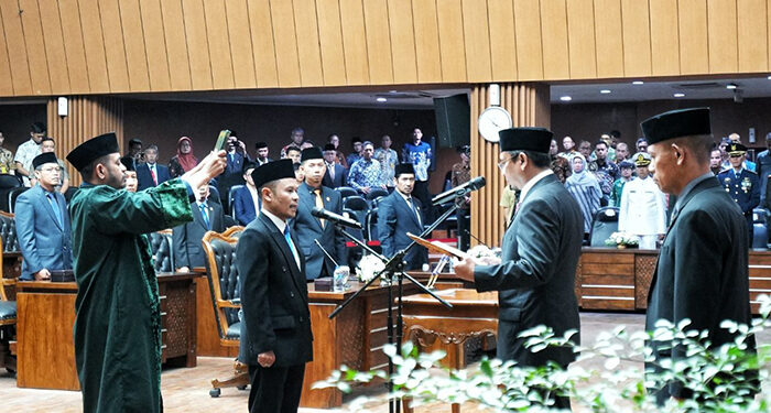 DPRD Kota Bandung melantik Tanu Wijaya sebagai anggota DPRD baru lewat mekanisme Pergantian Antar Waktu (PAW), dalam Rapat Paripurna DPRD Kota Bandung, Jumat (01/09/2023). Nicko/Humpro DPRD Kota Bandung.