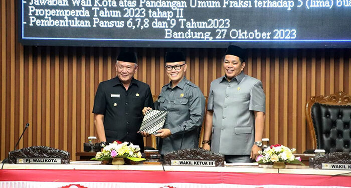 DPRD Kota Bandung menggelar Rapat Paripurna dengan agenda penyampaian panitia khusus untuk lima raperda baru Kota Bandung, Jumat (27/10/2023). Dani/Humpro DPRD Kota Bandung.
