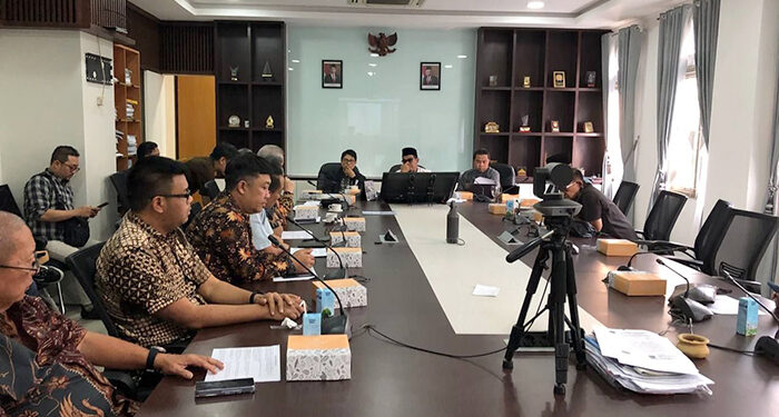 Komisi A DPRD Kota Bandung menerima audiensi Audiensi Ikatan Pengusaha Reklame Kota Bandung (IPRKB), di Gedung DPRD Kota Bandung, Jumat (27/10/2023). Robby/Humpro DPRD Kota Bandung.