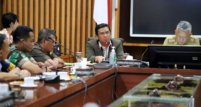 Ketua DPRD Kota Bandung H. Tedy Rusmawan, A.T., M.M., menghadiri Rapat Pleno Penanganan Darurat Sampah Kota Bandung, di Balai Kota Bandung, Senin (23/10/2023). Tofan/Humpro DPRD Kota Bandung.