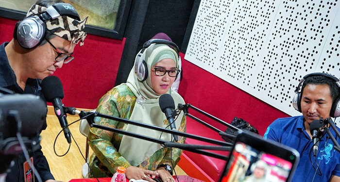 Ketua Komisi B DPRD Kota Bandung, Nunung Nurasiah, S.Pd., saat menjadi narasumber talk show OPSI, di Radio PR FM Bandung, Kamis (19/10/2023). Nicko/Humpro DPRD Kota Bandung.