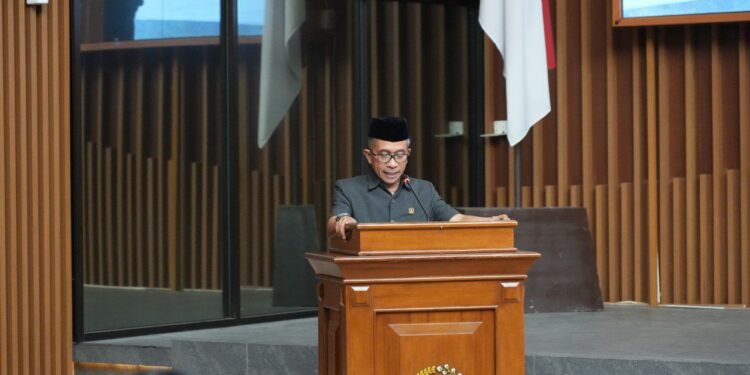 DPRD Kota Bandung menggelar Rapat Paripurna dengan agenda penyampaian Pemandangan Umum Fraksi terhadap usulan lima Raperda Baru Kota Bandung, Kamis (26/10/2023). Wawan/Humpro DPRD Kota Bandung.