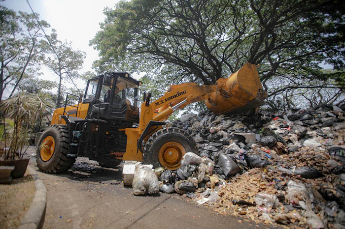 Pemkot Targetkan 2 Hari Bereskan Ratusan Ton Sampah Di TPS Taman ...