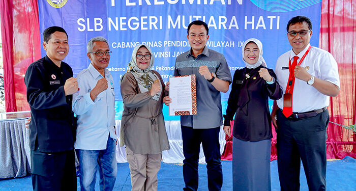 Kadisdik Jabar, Wahyu Mijaya meresmikan SLB Negeri Mutiara Hati Indramayu, Selasa (31/10/2023).