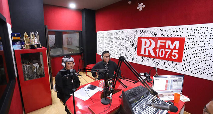 Ketua Komisi A DPRD Kota Bandung, H. Rizal Khairul, S.IP., M.Si., bersama Kadisdukcapil Kota Bandung Tatang Muhtar, di talk show Radio PRFM, Bandung, Kamis (16/11/2023). Ariel/Humpro DPRD Kota Bandung.