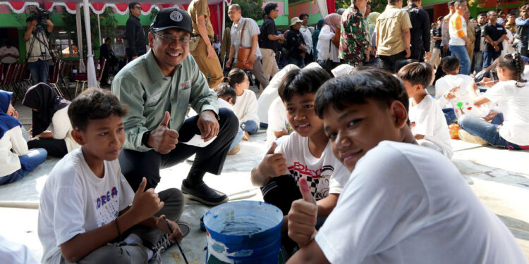 Ketua DPRD Kota Bandung H. Tedy Rusmawan, A.T., M.M., menghadiri Bandung Menanam Jilid V gelaran DKPP Kota Bandung, Selasa (21/11/2023). Nicko/Humpro DPRD Kota Bandung.