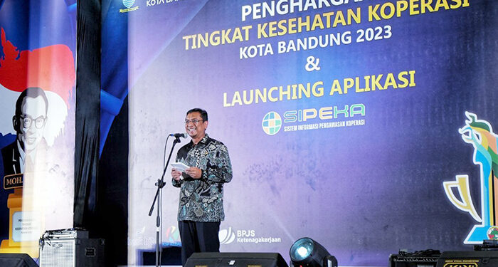 Ketua DPRD Kota Bandung H. Tedy Rusmawan, A.T., M.M., memberikan sambutan dalam acara Penghargaan Tingkat Kesehatan Koperasi Kota Bandung 2023, di Hotel Papandayan, Bandung, Senin (20/11/2023). Nicko/Humpro DPRD Kota Bandung.