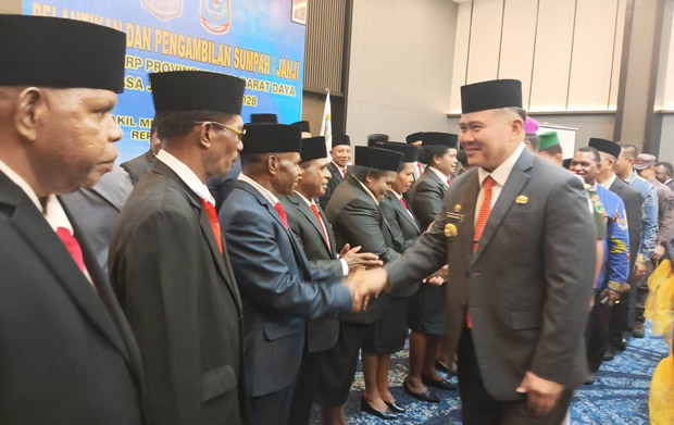Penjabat (Pj.) Bupati Maybrat, Bernhard E. Rondonuwu menghadiri pelantikan dan pengambilan sumpah anggota MPR Provinsi Papua Barat Daya masa jabatan 2023-2028