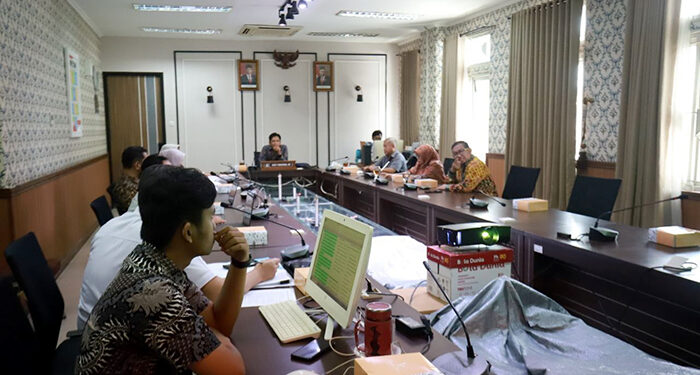 Pansus 5 DPRD Kota Bandung menggelar Rapat Kerja terkait Raperda tentang Pedoman Pengembangan, Penataan dan Pembinaan Pusat Perbelanjaan dan Toko Swalayan, di Gedung DPRD Kota Bandung, Rabu (27/12/2023). Dani/Humpro DPRD Kota Bandung.