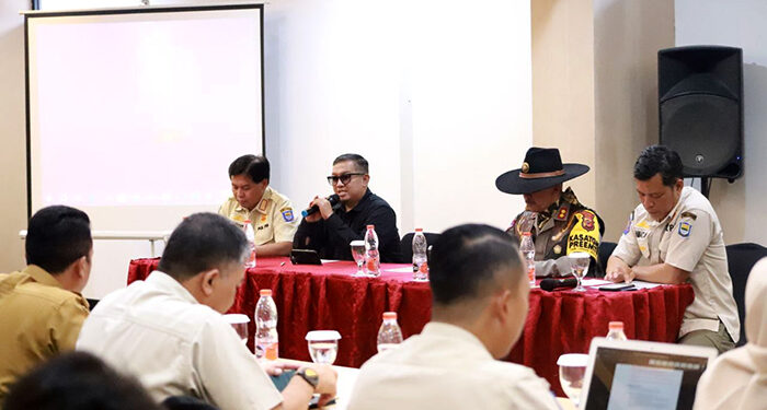 Ketua Komisi A DPRD Kota Bandung H. Rizal Khairul, S,IP., M.Si., menjadi narasumber pada acara rapat koordinasi dalam rangka cipta kondisi menjelang perayaan Natal dan Malam Tahun Baru 2024, di Ballroom Hotel Kayla, Bandung, (12/12/2023). Dani/Humpro DPRD Kota Bandung.