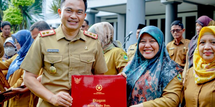 Kadisdik Jabar, Wahyu Mijaya menyerahkan tanda kehormatan Satyalancana Karya Satya kepada 33 perwakilan ASN Disdik Jabar pada apel pagi di lingkungan Disdik Jabar, Kota Bandung, Senin (8/1/2024).