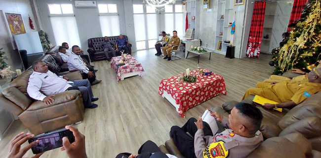 Penjabat (Pj) Bupati Maybrat, Bernhard E. Rondonuwu melakukan pertemuan dengan Komisi Pemilihan Umum (KPU) Maybrat, Forkopimda dan unsur TNI/Polri, di ruang kerja Pj. Bupati Maybrat, Senin (8/1/2024).