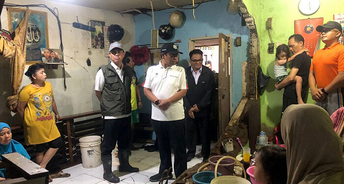 Ketua DPRD Kota Bandung H. Tedy Rusmawan, A.T., M.M., meninjau rumah korban banjir, di Kelurahan Cibadak, Kecamatan Astana Anyar, Rabu (6/12/2023) lalu. Robby/Humpro DPRD Kota Bandung.