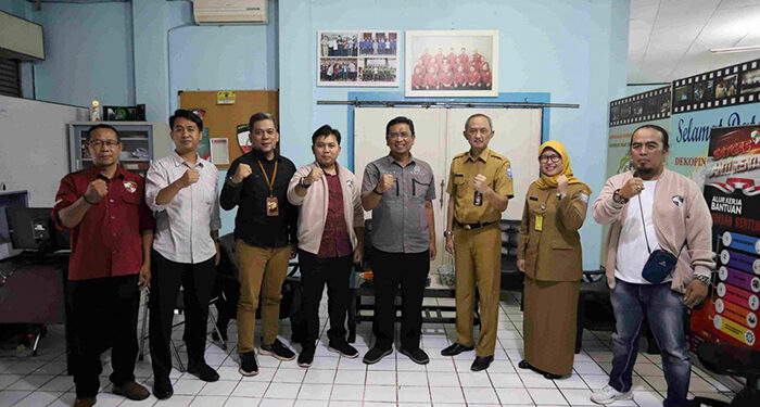 Ketua DPRD Kota Bandung H. Tedy Rusmawan, A.T., M.M., berkunjung ke Kantor Satgas Anti Rentenir Kota Bandung, di Jln. Gurame, Bandung, Selasa (9/1/2024). Indra/Humpro DPRD Kota Bandung.