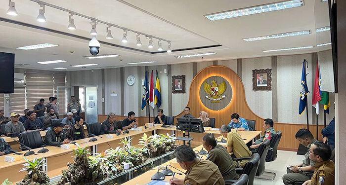 Komisi B DPRD Kota Bandung menerima Audiensi Paguyuban PKL Dalem Kaum, di Gedung DPRD Kota Bandung, Senin (08/01/2023). Ariel/Humpro DPRD Kota Bandung.
