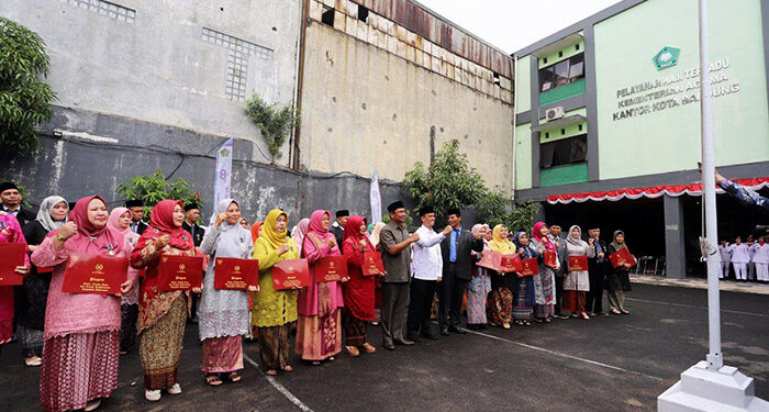 Ketua DPRD Kota Bandung, H. Tedy Rusmawan, A.T., M.M., menghadiri undangan upacara bendera peringatan Hari Amal Bakti Ke-78 Kementerian Agama RI Tahun 2024, di Kantor Kementerian Agama Kota Bandung, Rabu, (03/01/2024).