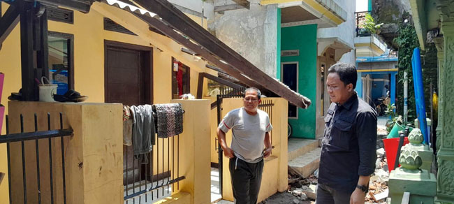 Anggota Komisi I DPRD Sumedang, Dapil Jatinangor Cimanggung, Asep Kurnia saat meninjau rumah warga terdampak angin puting beliung