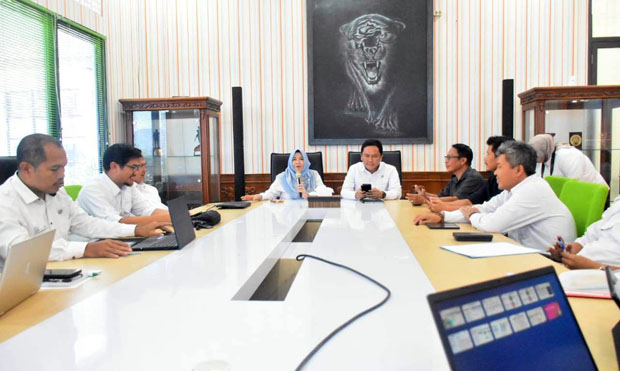 Pj. Sekda Sumedang, Tuti Ruswati bersama Ketua Komisi I DPRD Sumedang Asep Kurnia saat memimpin Rakor Persiapan Pengadaan ASN Tahun 2024