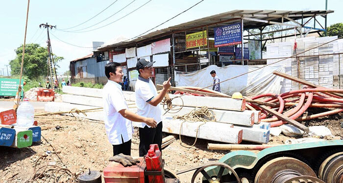 Ketua DPRD Kota Bandung, H. Tedy Rusmawan, A.T., M.M., melakukan tinjauan lapangan pengerjaan sodetan simpang Jalan Gedebage Selatan, Kota Bandung, Rabu, 20 Maret 2024. Ariel/Humpro DPRD Kota Bandung.