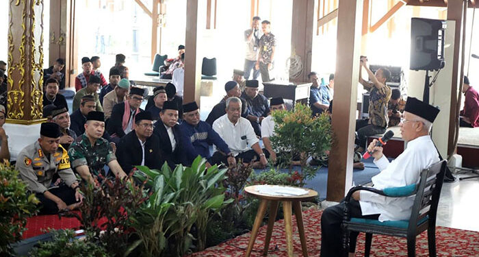 Ketua DPRD Kota Bandung, H. Tedy Rusmawan A.T., M.M., menghadiri acara Silaturahmi Ulama dan Umaro menyambut Hari Raya Idulfitri 1445 H, di Pendopo Kota Bandung, Jumat, 5 April 2024. Ariel/Humpro DPRD Kota Bandung.