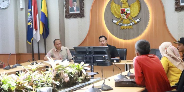 Ketua Badan Kehormatan DPRD Kota Bandung H. Andri Rusmana, S.Pd.I., menerima audiensi AGTH PGRI Kota Bandung, Senin, (22/04/2024). Dani/Humpro DPRD Kota Bandung