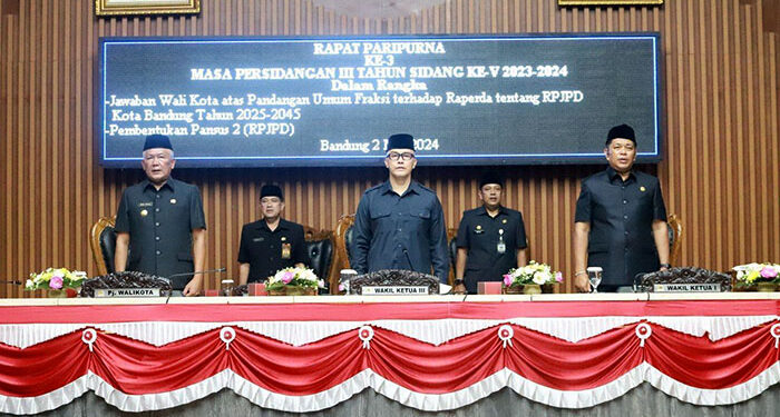 Ketua Komisi A DPRD Kota Bandung, H. Rizal Khairul, S.IP., M.Si., menghadiri Rapat Pleno KPU Kota Bandung terkait hasil Pemilhan Umum Tahun 2024, di Hotel Grand Preanger, Jalan Asia-Afrika, Kota Bandung, Kamis, 2 Mei 2024. Ridhwan/Humpro DPRD Kota Bandung.