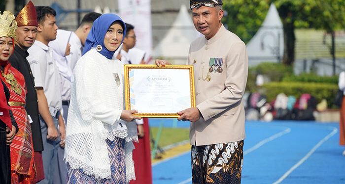 Kepala SMAN 2 Cibinong, Elis Nurhayati, kepala sekolah dengan segudang prestasi.