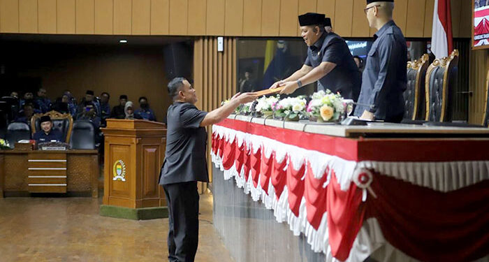 Fraksi Partai NasDem DPRD Kota Bandung menyampaikan Pandangan Umum terhadap Raperda Kota Bandung perihal RPJPD Tahun 2025-2045, pada Rapat Paripurna DPRD Kota Bandung, Kamis 2 Mei 2024. Indra/Humpro DPRD Kota Bandung.