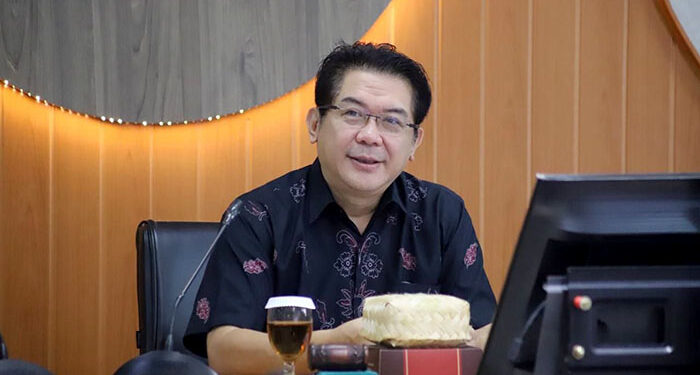 Ketua Pansus 9 DPRD Kota Bandung, Dr. Uung Tanuwidjaja, S.E., M.M., dalam rapat Raperda tentang Pelarangan, Pengawasan dan Pengendalian Minuman Beralkohol, di Ruang Rapat Bamus DPRD Kota Bandung, Selasa, 14 Mei 2024. Robby/Humpro DPRD Kota Bandung.