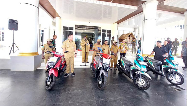 Pj. Bupati Maybrat, Bernhard Edward Rondonuwu menyerahkan hadiah sepeda motor kepada pemenang lomba Hias Kampung