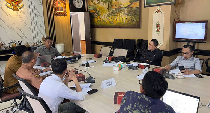 Pimpinan dan Anggota Pansus 8 DPRD Kota Bandung menggelar rapat kerja melanjutkan pembahasan Raperda tentang Keolahragaan, di Ruang Rapat Komisi D DPRD Kota Bandung, Senin, 3 Juni 2024. Ariel/Humpro DPRD Kota Bandung.