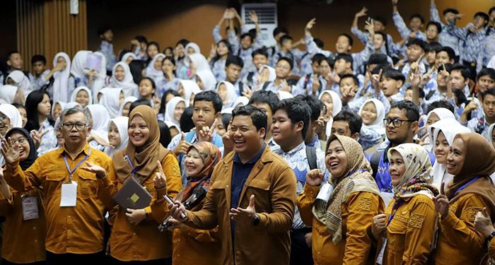 Anggota DPRD Kota Bandung, Susanto Triyogo Adiputro S.ST. menyambut baik kunjungan ratusan siswa siswi SMPN 1 Bandung ke Gedung DPRD Kota Bandung, Jumat, 13 September 2024. Ariel/Humpro DPRD Kota Bandung.