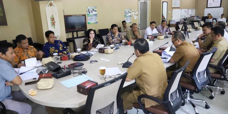 Pimpinan dan anggota Pansus I DPRD Kota Bandung menggelar rapat kerja bersama Bagian Hukum Setda Kota Bandung dan Setwan DPRD Kota Bandung, Selasa, 8 Oktober 2024. Ariel/Humpro DPRD Kota Bandung.