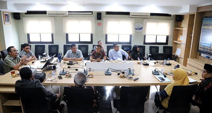 Ketua Komisi D DPRD Kota Bandung, H. Iman Lestariyono, S.Si., menghadiri undangan rapat bersama Badan Keuangan dan Aset (BKAD) Kota Bandung, di Ruang Rapat BKAD, Jumat (08/11/2024). Permana/Humpro DPRD Kota Bandung.