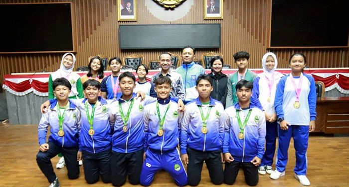 Ketua DPRD Kota Bandung H. Asep Mulyadi, S.H., mengundang atlet SMP peraih juara Gala Siswa Indonesia SMP Tingkat Nasional, di Gedung DPRD Kota Bandung, Selasa, 12 November 2024. Dani/Humpro DPRD Kota Bandung.